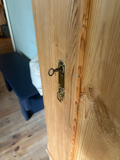 Antiker dänischer Kleiderschrank aus Weichholz, naturbelassen oder in Kreidefarbe gestrichen, mit klassischen Holzdetails
