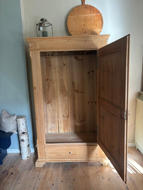 Antiker dänischer Kleiderschrank aus Weichholz, naturbelassen oder in Kreidefarbe, von Weingärtners Genusshandwerk, detailreiche Ansicht