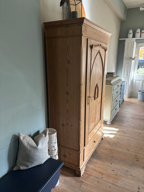 Antiker dänischer Kleiderschrank aus Weichholz, naturbelassen oder in Kreidefarbe gestrichen, von Weingärtners Genusshandwerk