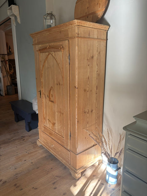 Antiker dänischer Kleiderschrank aus Weichholz, naturbelassen oder in Kreidefarbe, mit Holzgriffen, hochwertiges Möbelstück.