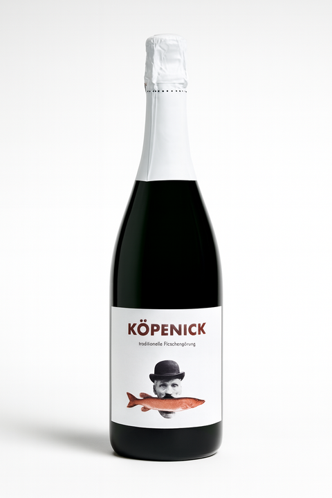 Weißwein Köpenick Sekt Traditionelle Flaschengärung Extra Trocken vom Weingut Petri, schäumend in einer eleganten Flasche