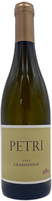 Petri Chardonnay Barrique 2024 Weißwein in einem Weinglas, Flasche im Hintergrund, elegant und golden in der Abbildung