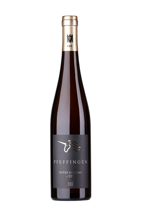 Weißwein Pfeffingen Roter Riesling SP 2023 von Weingut Pfeffingen, Flasche mit etikett, auf einem Weintisch.