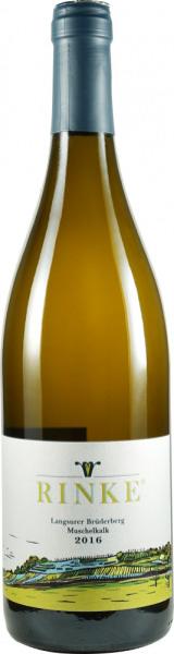 Weißwein Rinke Langsurer Brüderberg Terrassen S Chardonnay-Mischsatz 2018, Flasche auf Holzuntergrund, goldene Farbe, elegant.