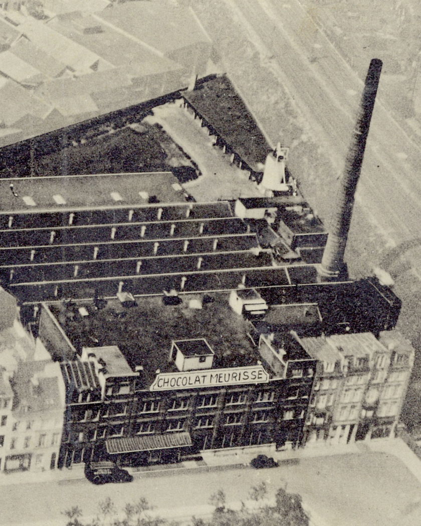 Historische Luftaufnahme der Meurisse-Schokoladenmanufaktur in Antwerpen mit markantem Schornstein und Schriftzug Chocolat Meurisse